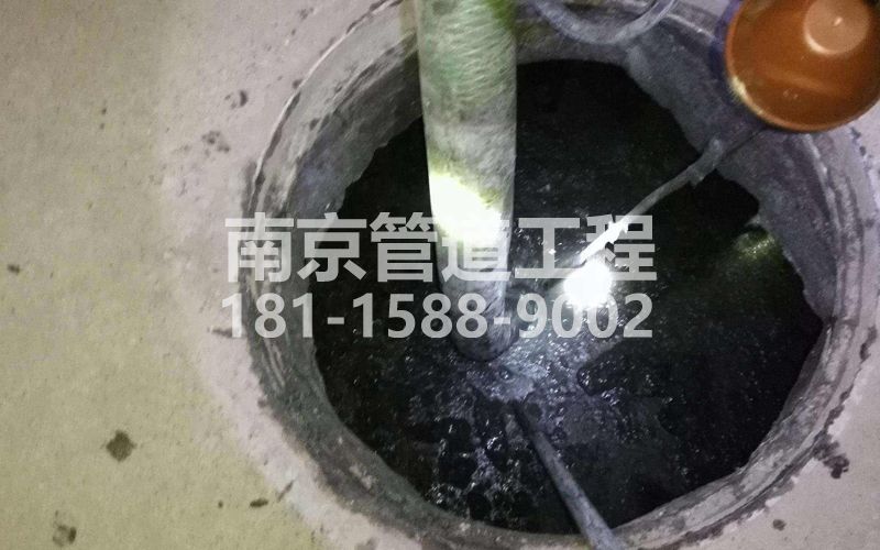 216龙潭村清理化粪池