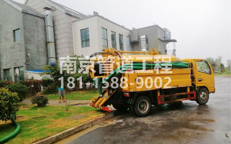 246龙潭村小区化粪池清理