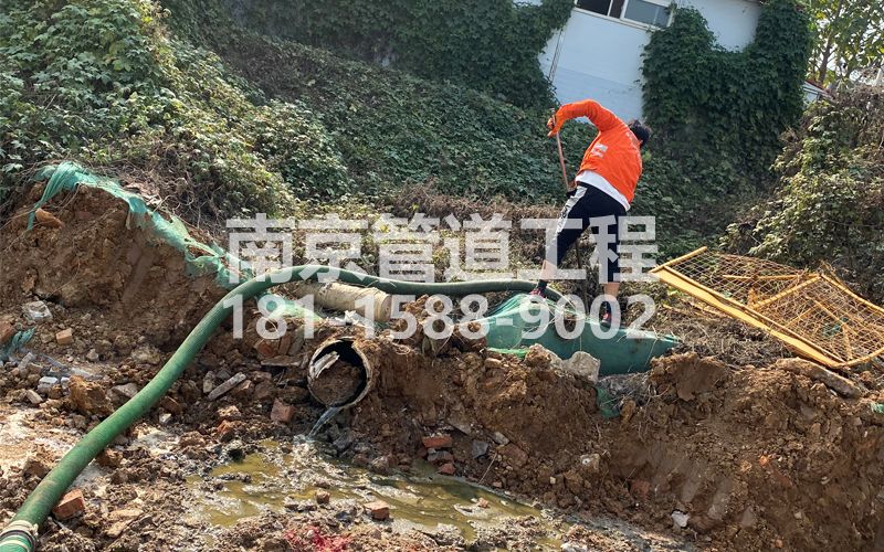 263龙潭村工地化粪池清理