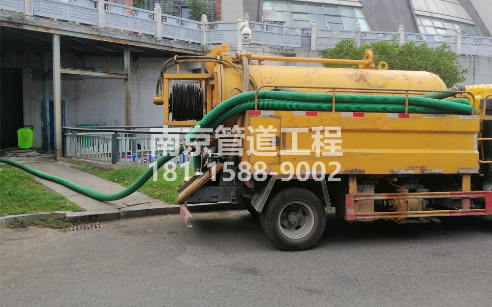 277龙潭村商场隔油池吸污