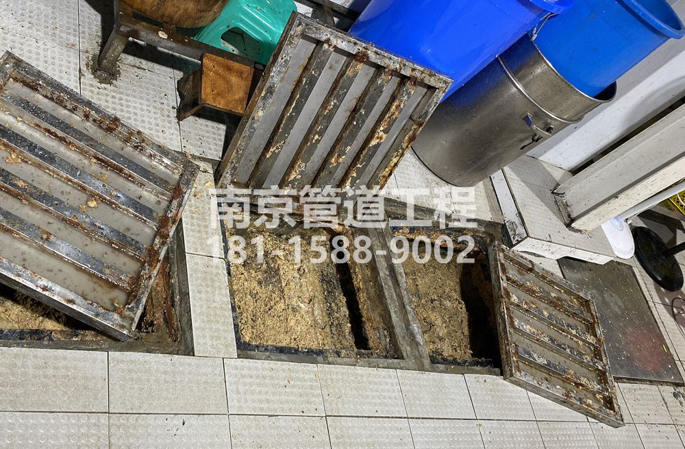 278龙潭村城管中队食堂隔油池清理