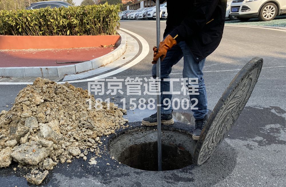 306龙潭村管道油块清理